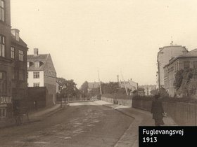 Fuglevangsvej set fra H.C. Østed Vej mod Emilievej september  midtfor jernbaneoverskæring 1913.jpg